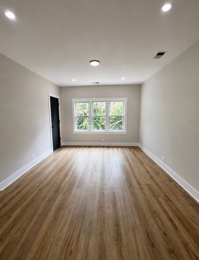 Building Photo - 646 W 47th Pl