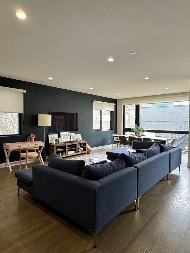 Foto del edificio - 1020 N Marshfield Ave