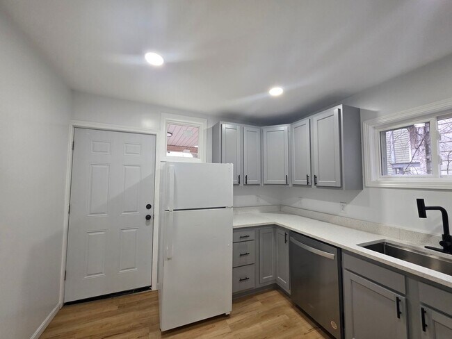 Building Photo - Newly Updated 3 bedroom 1 bathroom Apartment for Rent!