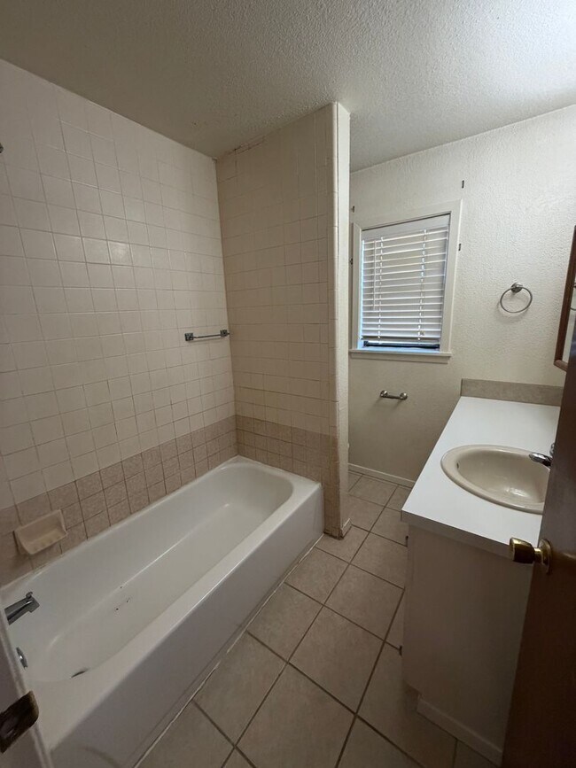 Foto del edificio - 1020 N Oak St