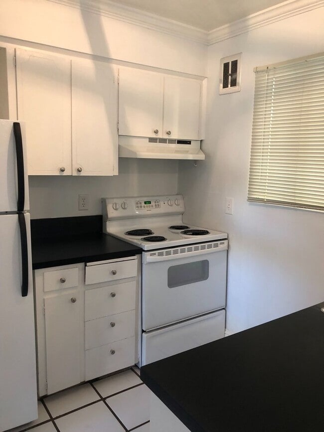 Building Photo - Southwest Portland Condo with views!