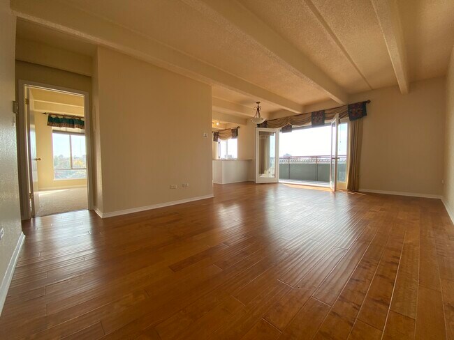 Open, loft like living. - 1441 N Humboldt St