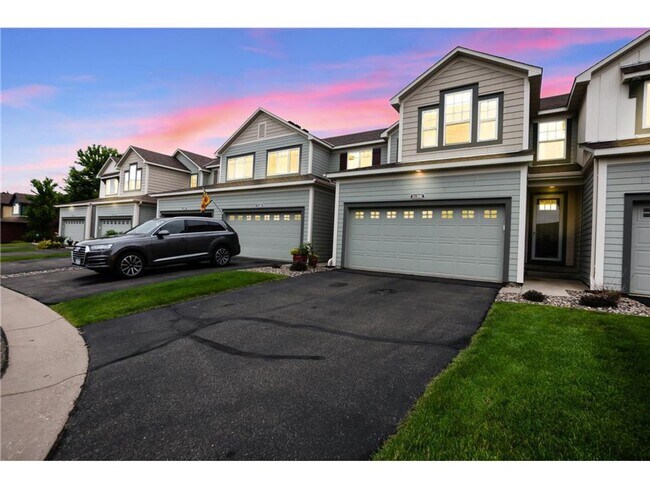 Foto del edificio - Rare 3 bed 4 bath updated almost 2300 sf townhouse in Woodbury!