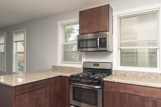 Building Photo - 2968 N Ridgeway Ave