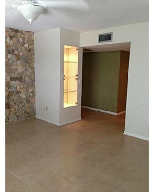 Building Photo - 10762 La Placida Dr