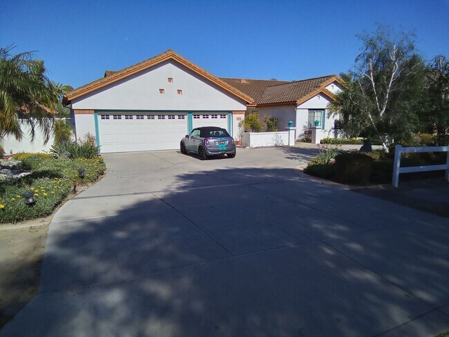 Foto del edificio - Huge 4 bedroom/2 1/2 bathroom Oceanside ho...