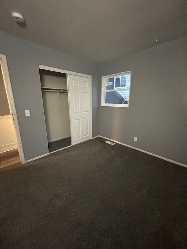 Building Photo - 3 Bed 1.5 bath house