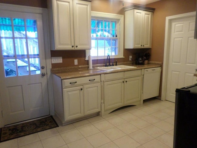 Building Photo - 324 N Division St