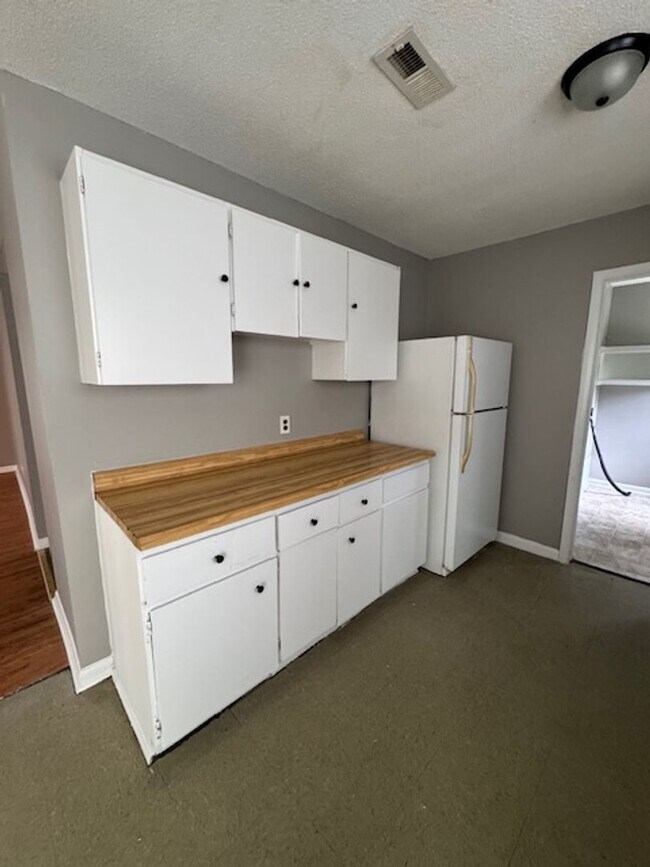 Building Photo - CREEKWOOD