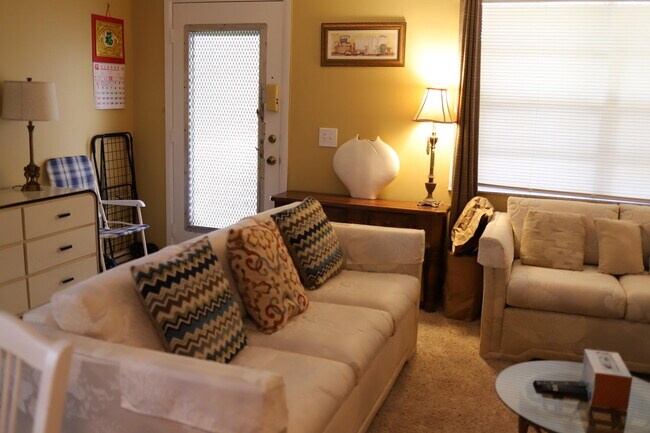 Building Photo - 552 Capri L
