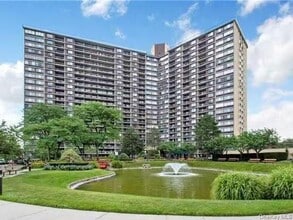 Building Photo - 2 Bay Club Dr