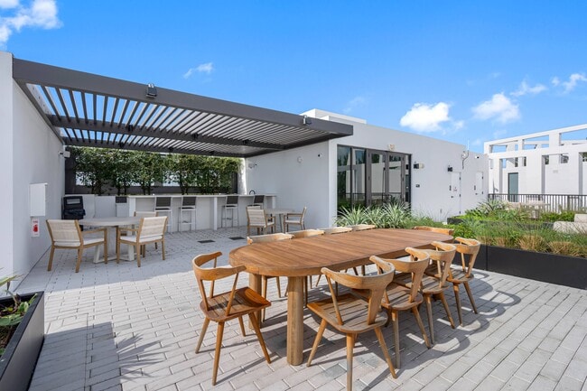 Building Photo - Laguna Gardens