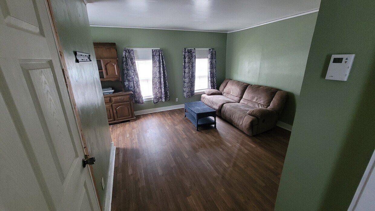 Livingroom (Photo #1) - 8 E Clinton St