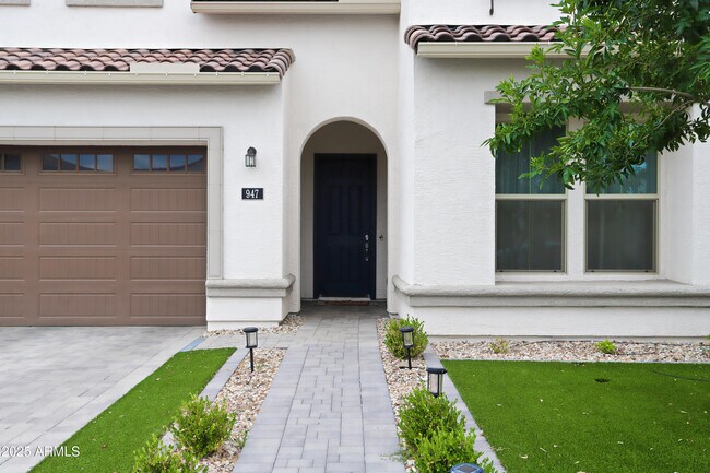 Building Photo - 947 E Ladbroke Way