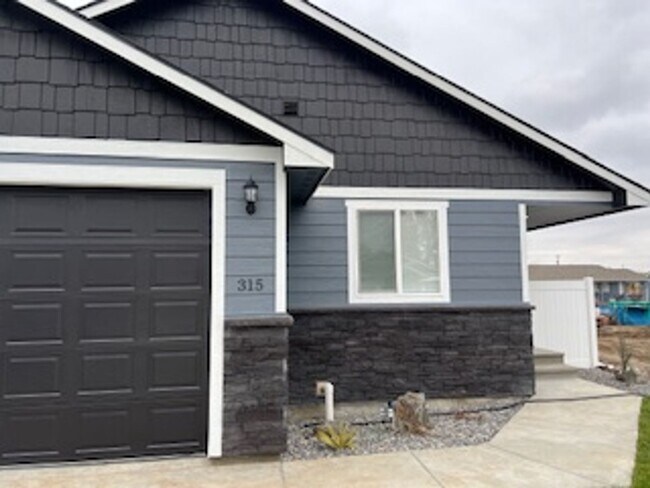 Building Photo - Brand New Home Available Now!