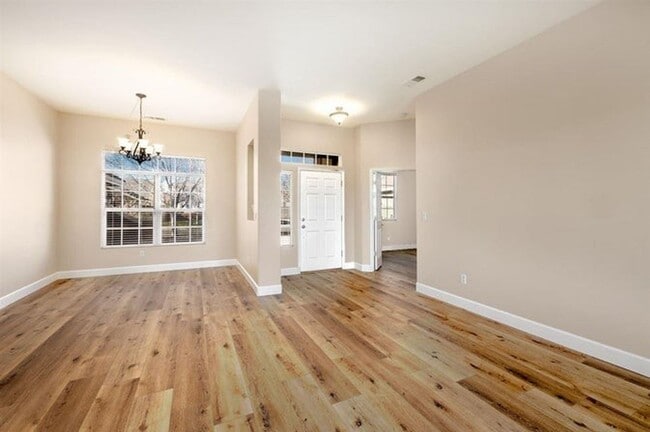 Foto del edificio - 3 Bedrooms Plus a Den - South Reno Stunner...
