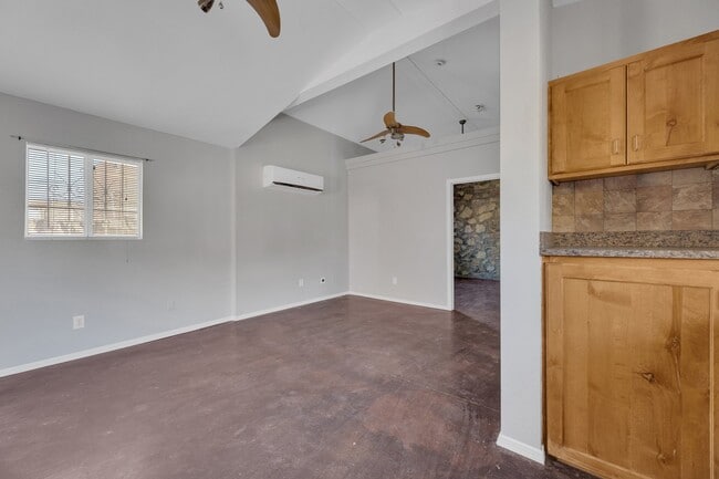 Foto del edificio - 1127 N El Paso St