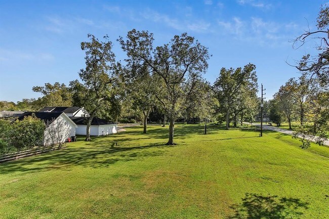 Building Photo - 5511 Greentree Dr