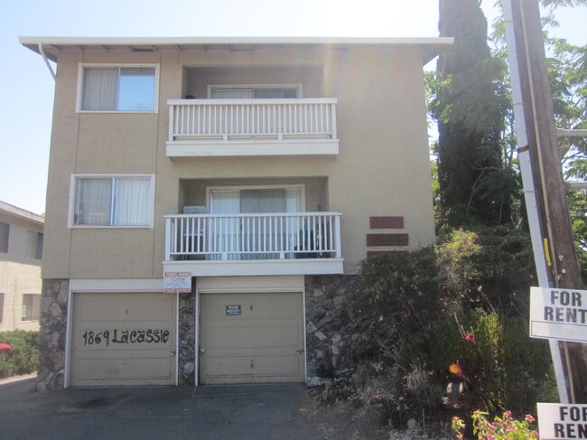2 blocks from WC BART - 1869 Lacassie Ave