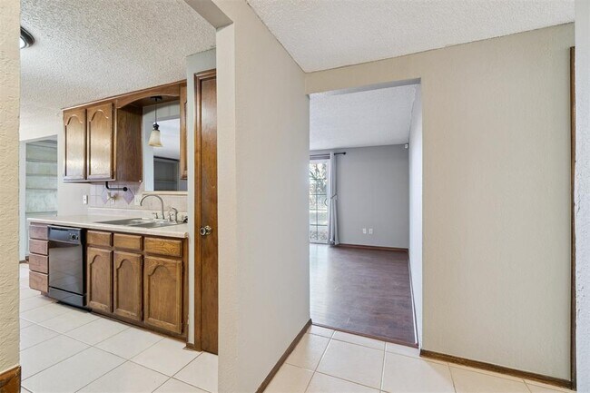 Foto del edificio - 1205 Swan Lake Rd