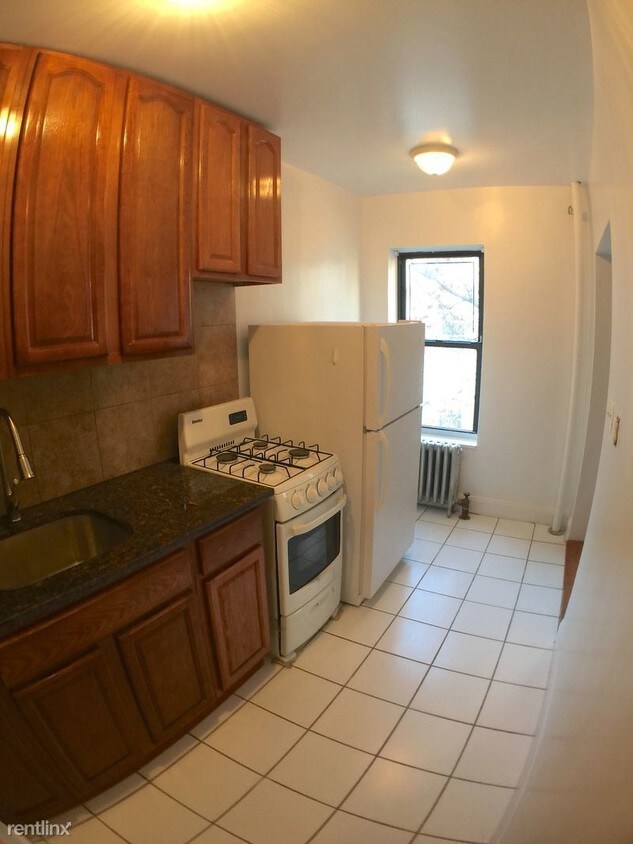 Building Photo - 330 E 95th St