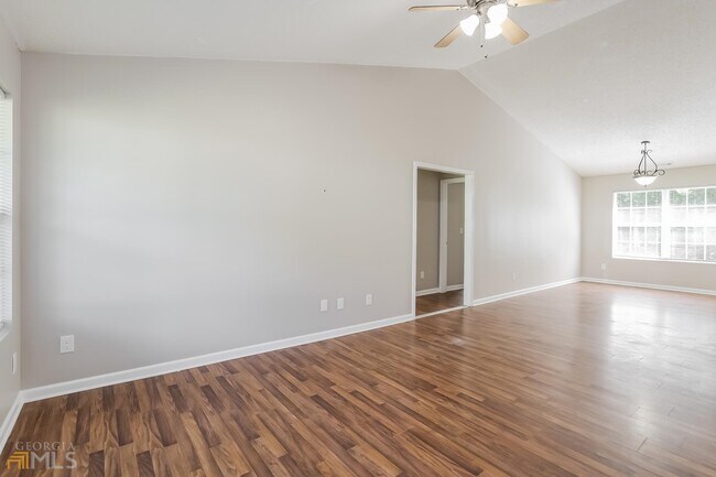 Foto del edificio - 63 Mineral Springs Ln