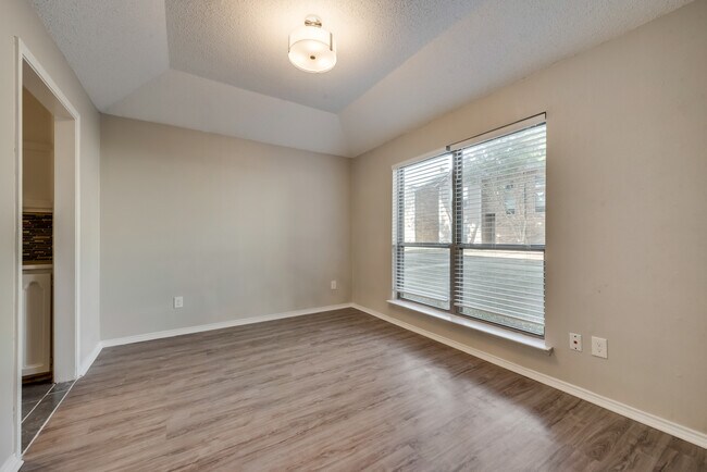 Building Photo - 520 Norwood Plz