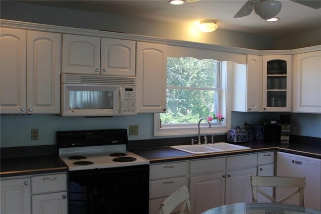 Building Photo - 7 Cattail Dr