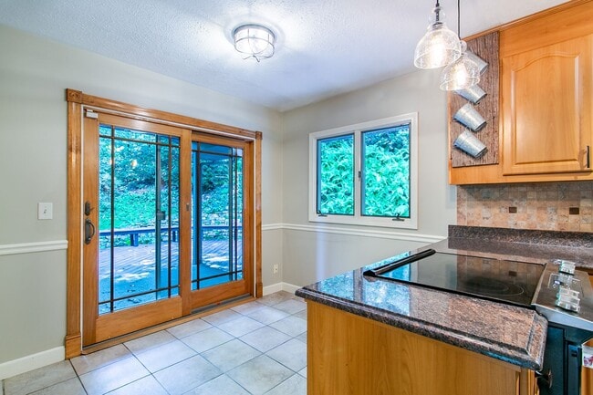 Building Photo - Light & Bright Home