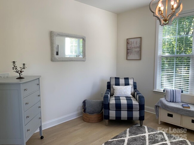 Foto del edificio - 9033 Rosalyn Glen Rd