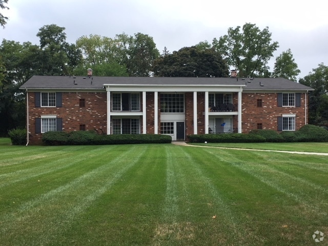 Building Photo - 460 Fox Hills Dr S
