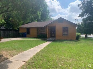 Building Photo - 1021 Oak Dr