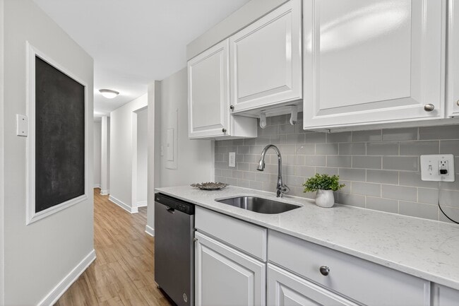 Building Photo - The Saratoga Apartments