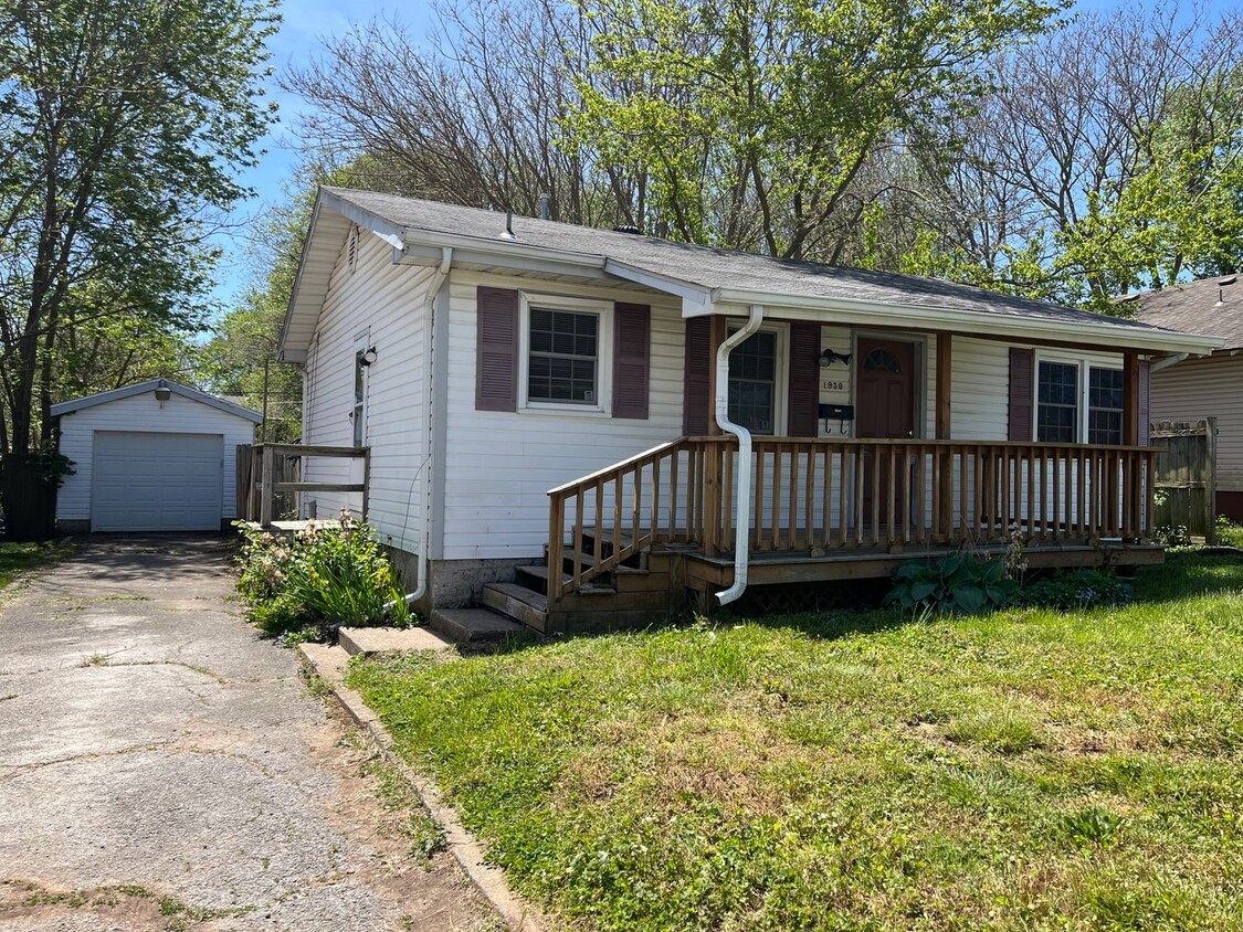 Primary Photo - Nice 2 Bedroom 1 bath … Waiting for You to...