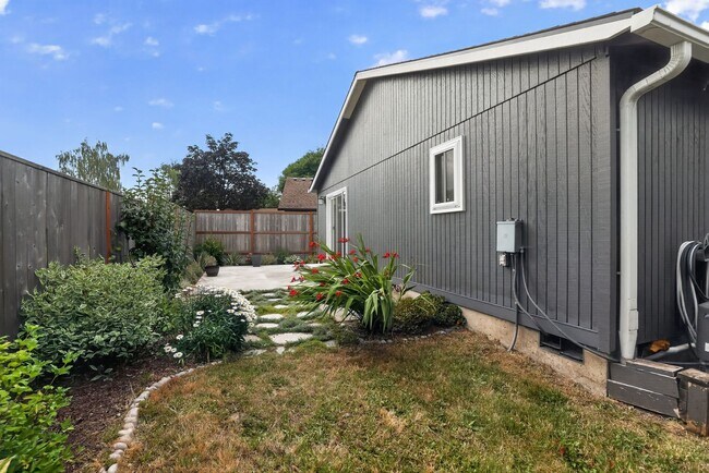 Foto del edificio - Charming Single-Level Home with Fresh Updates & Pet-Friendly Yard!