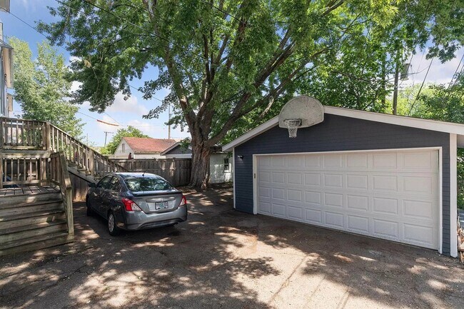 Building Photo - 2113 Bryant Avenue South, Unit 3