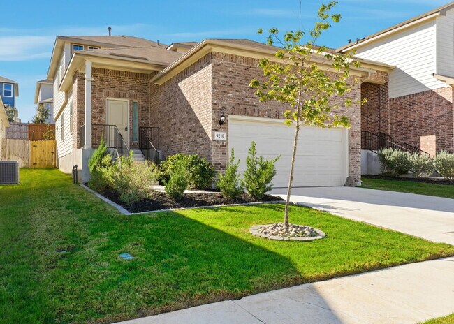 Foto del edificio - Spacious 4 Bedroom Home with Game Room and Covered Patio!