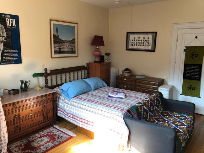 Full-Size Bed - 1091 Boylston St