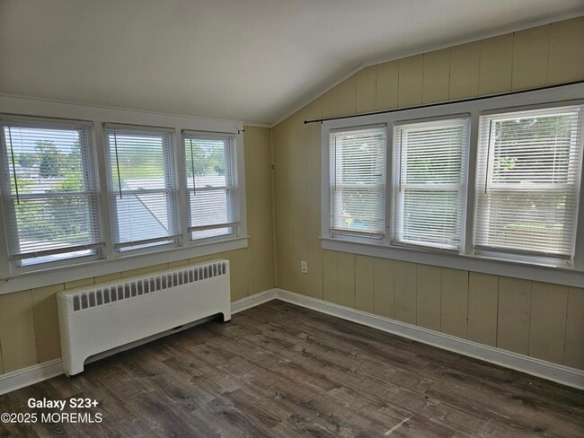 Building Photo - 806 Rue Ave