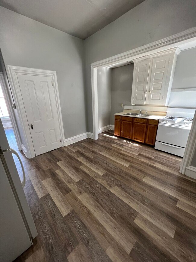 228 W Vine St Unit Apt 2 Front, Lancaster, PA 17603 Room for Rent in