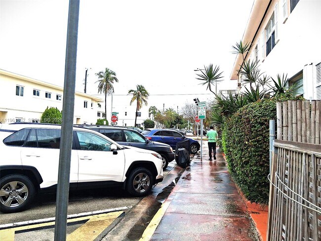 Foto del edificio - 7860 Harding Ave