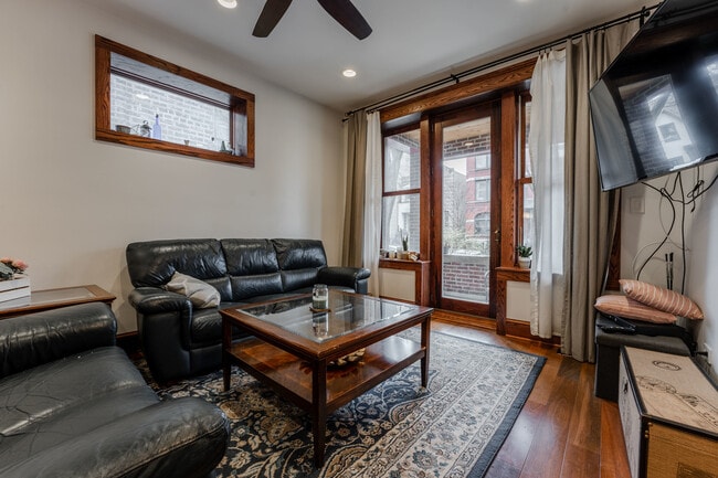 Foto del edificio - 1019 W Oakdale Ave
