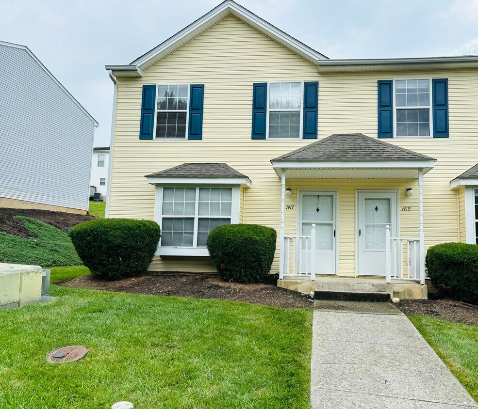 4 Bedroom 2.5 Bath Townhouse - 4 Bedroom 2.5 Bath Townhouse