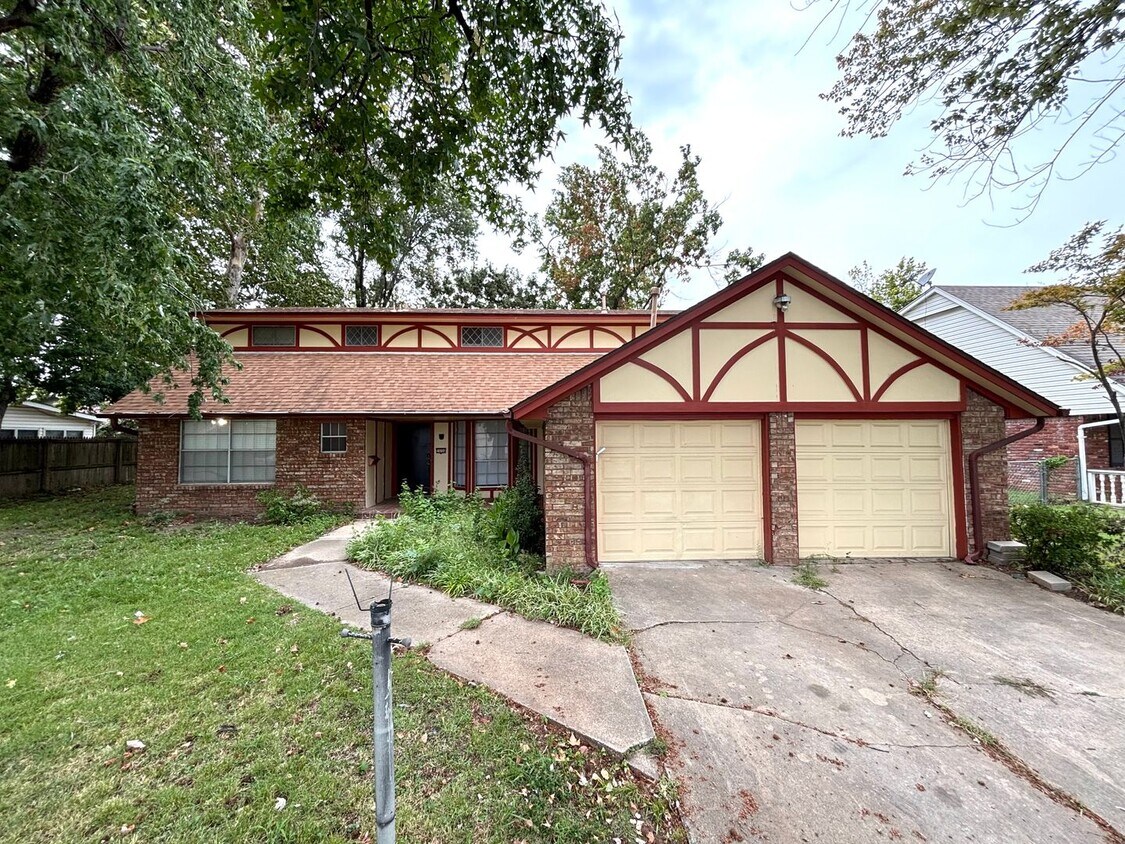 Foto principal - Impressive 5 Bedrooms & 3 full Bathroom Home