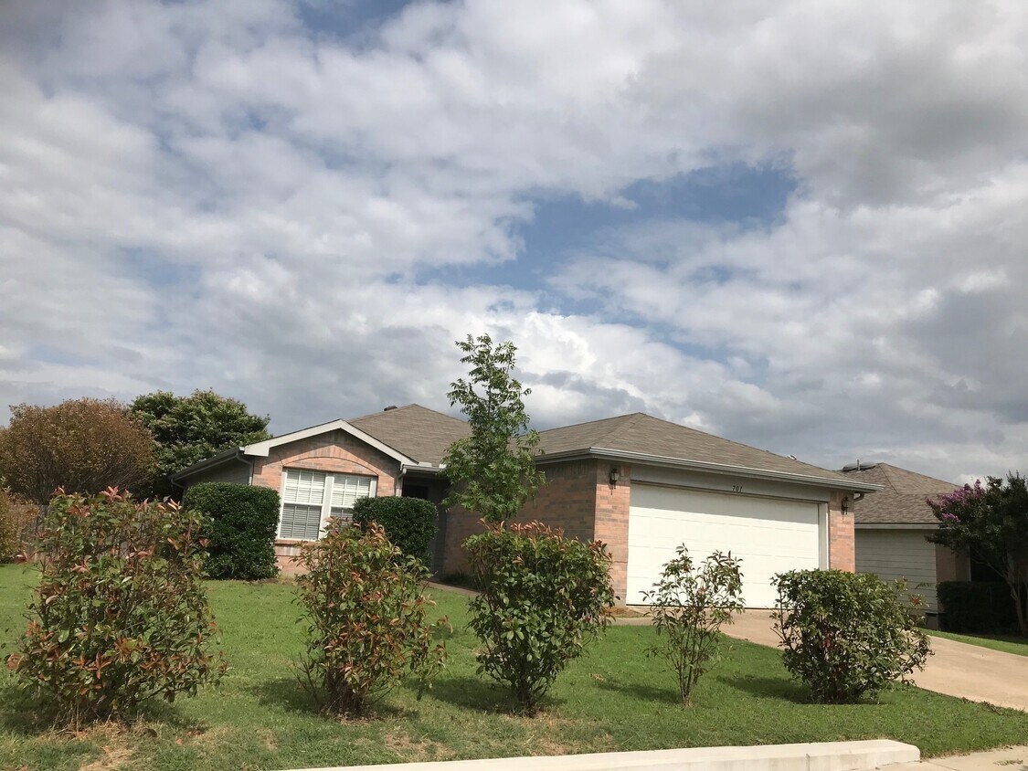 Primary Photo - 701 Live Oak Dr