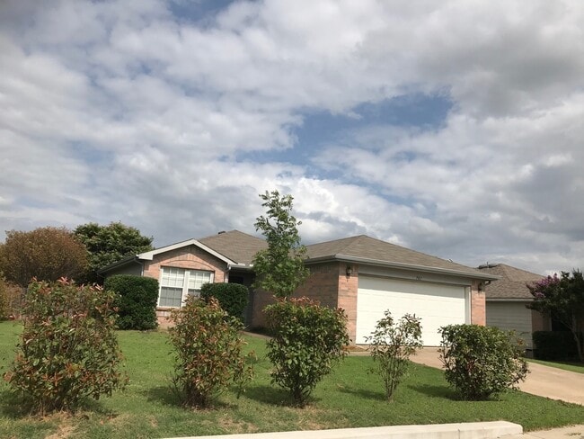 Building Photo - 701 Live Oak Dr