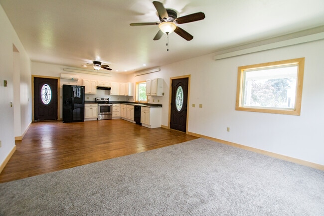 Building Photo - 504 Decorah Ave