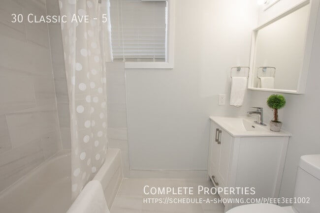 Building Photo - Bright and Spacious 2 Bedroom Unit