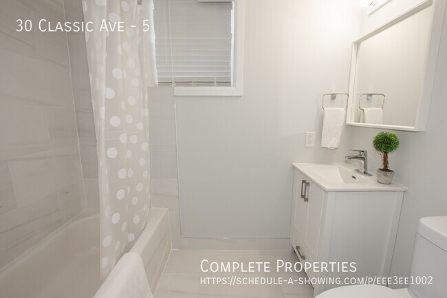 Photo du bâtiment - Bright and Spacious 2 Bedroom Unit