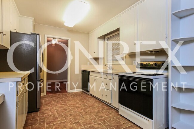 Building Photo - Lovely Recently Renovated Three Bedroom